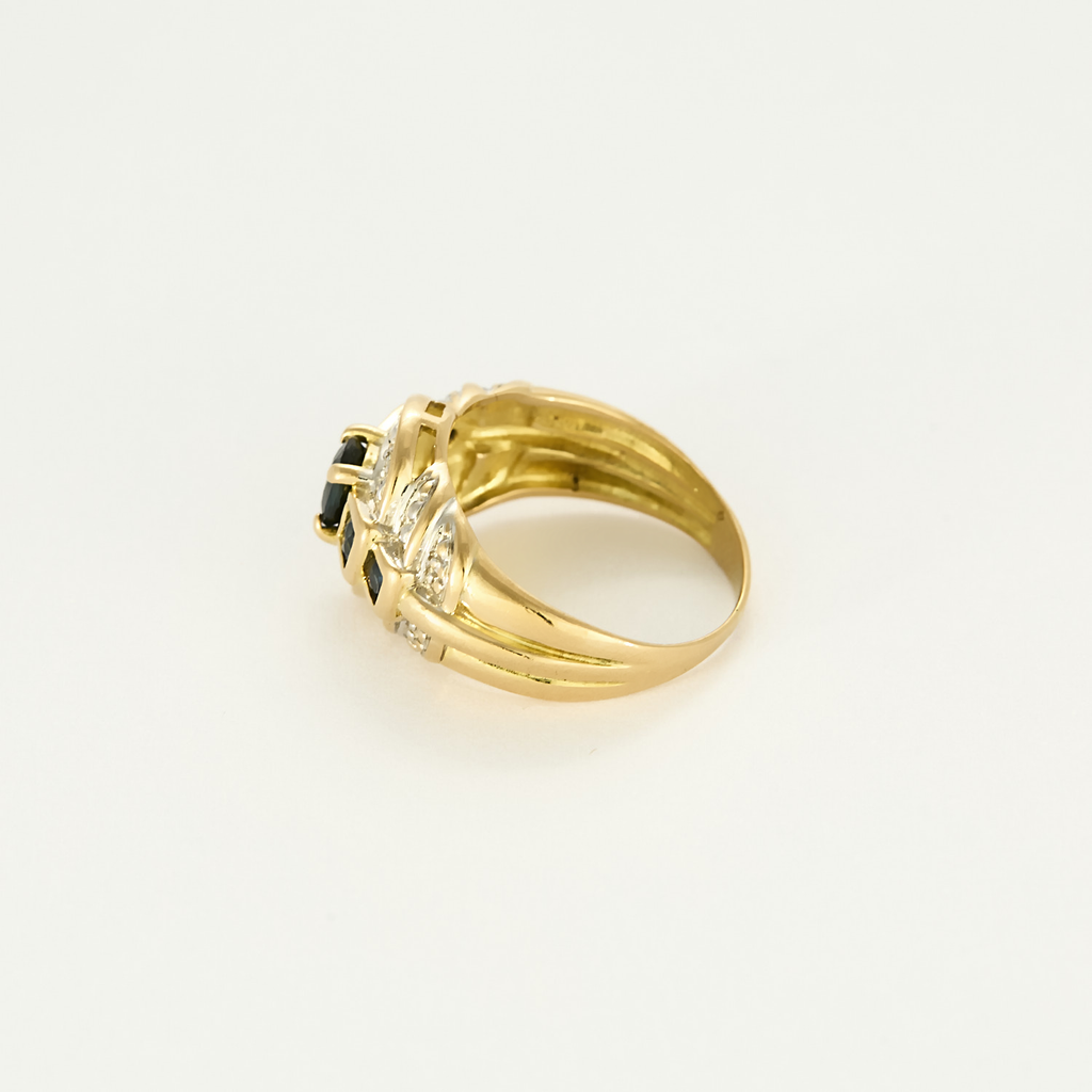 Bague vintage or jaune et saphirs.
