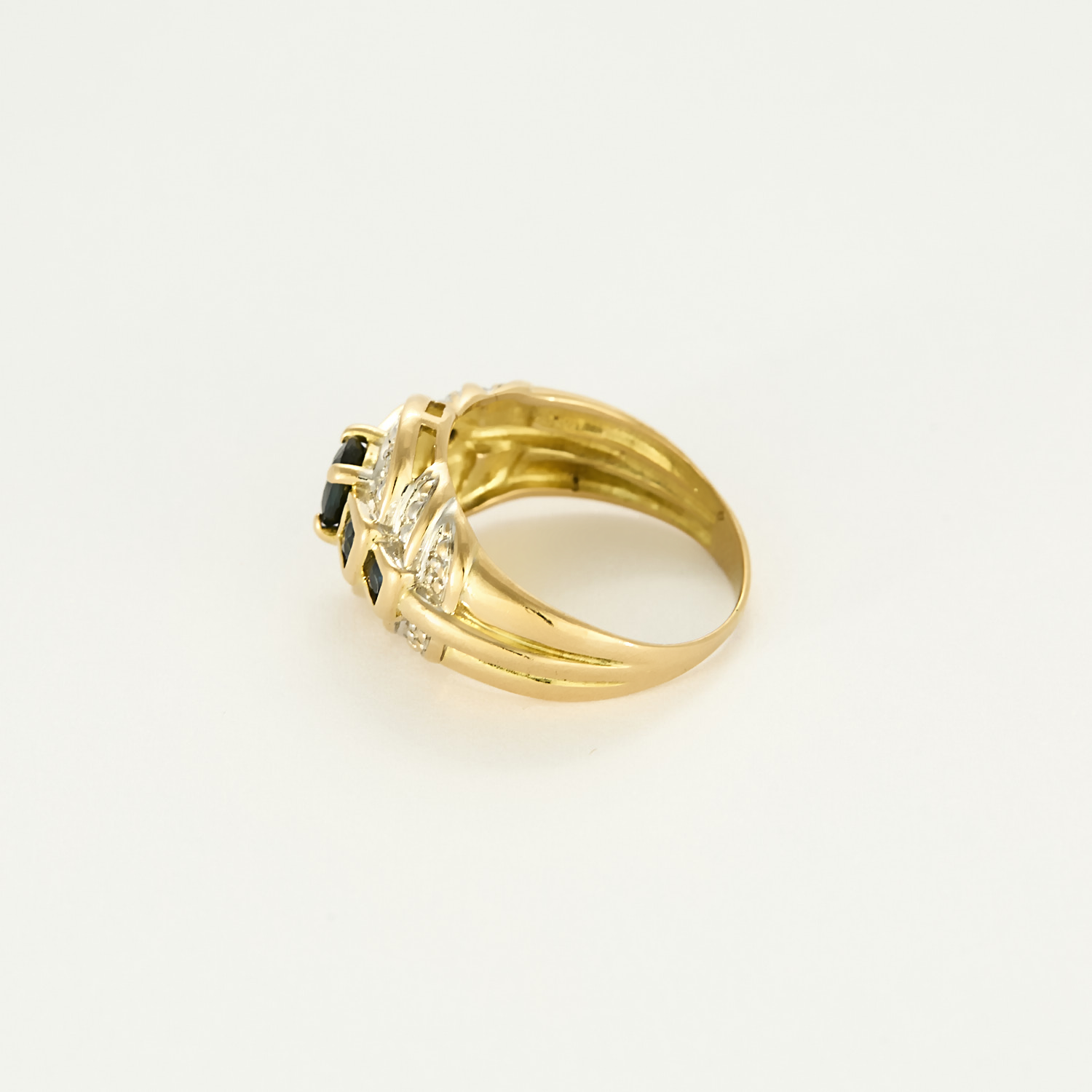 Bague vintage or jaune et saphirs.