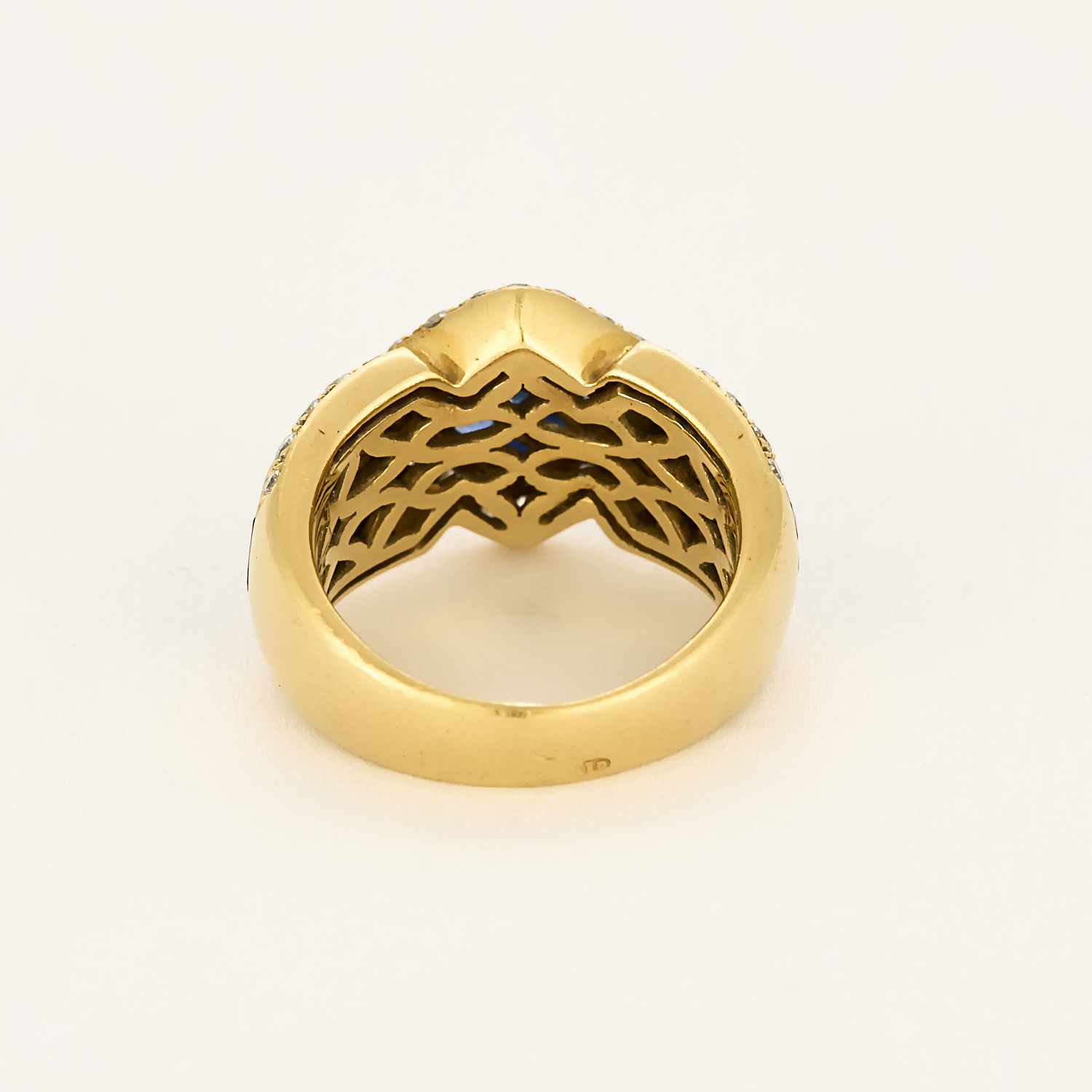 Bague vintage en or jaune, diamants et saphirs.