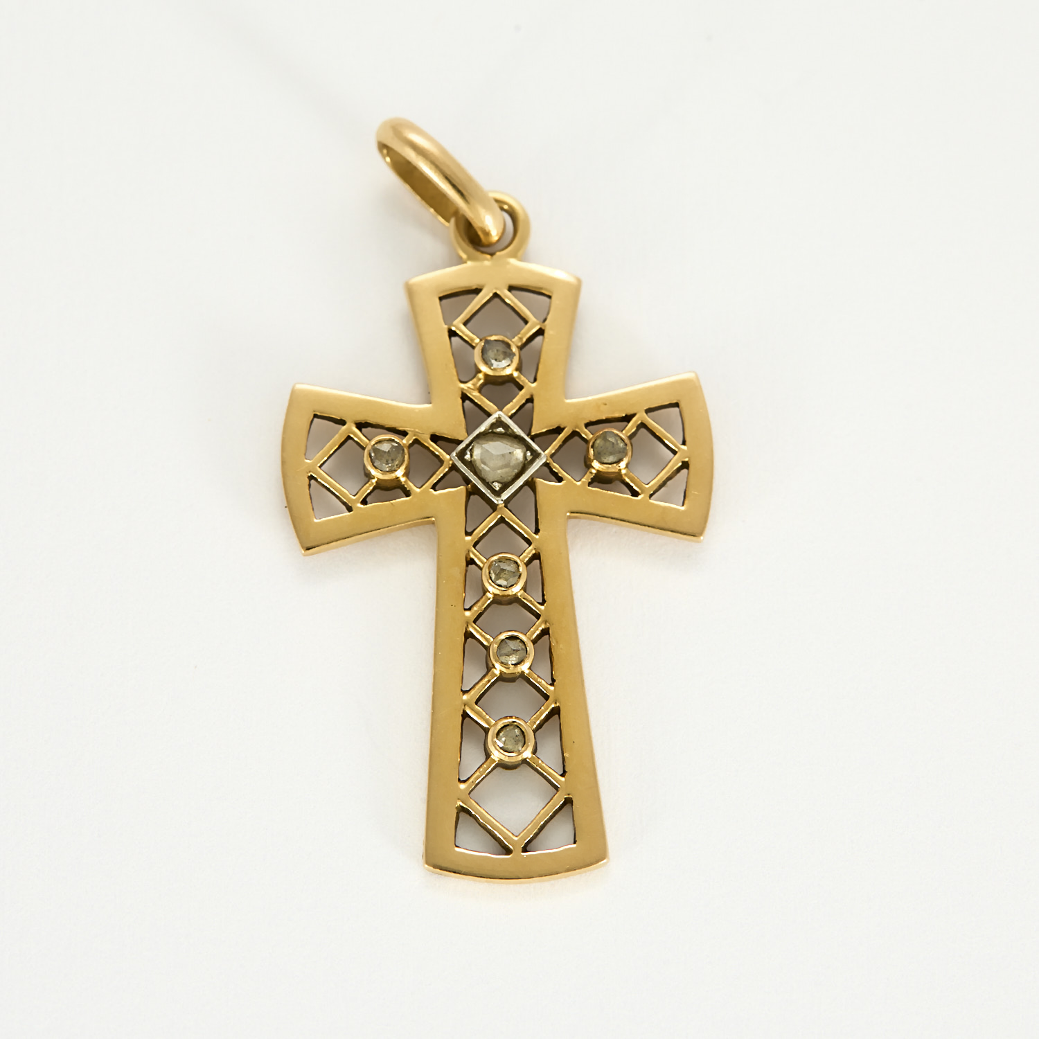 Croix ancienne en or jaune et diamants tailles roses.