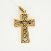 Croix ancienne en or jaune et diamants tailles roses.