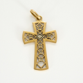 Croix ancienne en or jaune et diamants tailles roses.