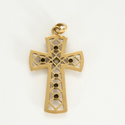 Croix ancienne en or jaune et diamants tailles roses.