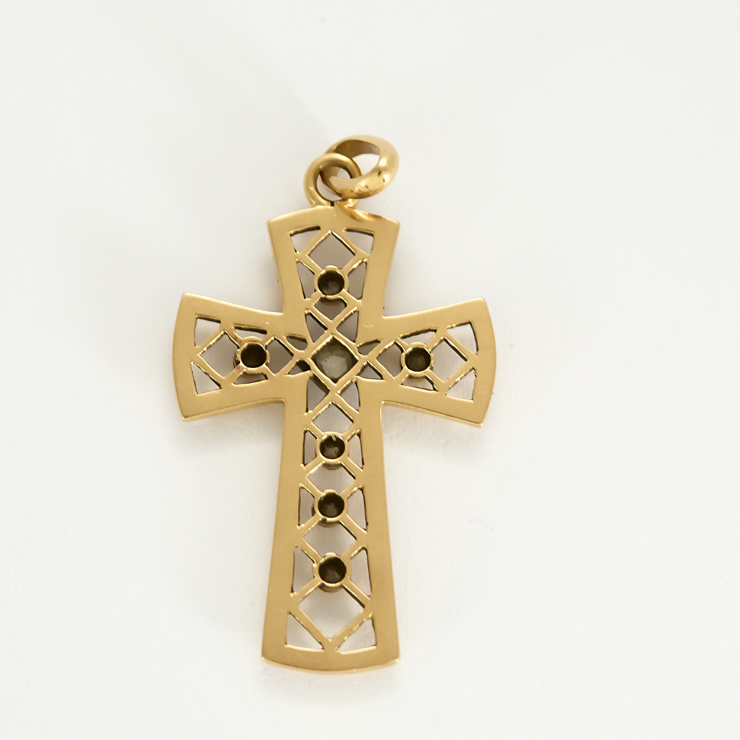 Croix ancienne en or jaune et diamants tailles roses.