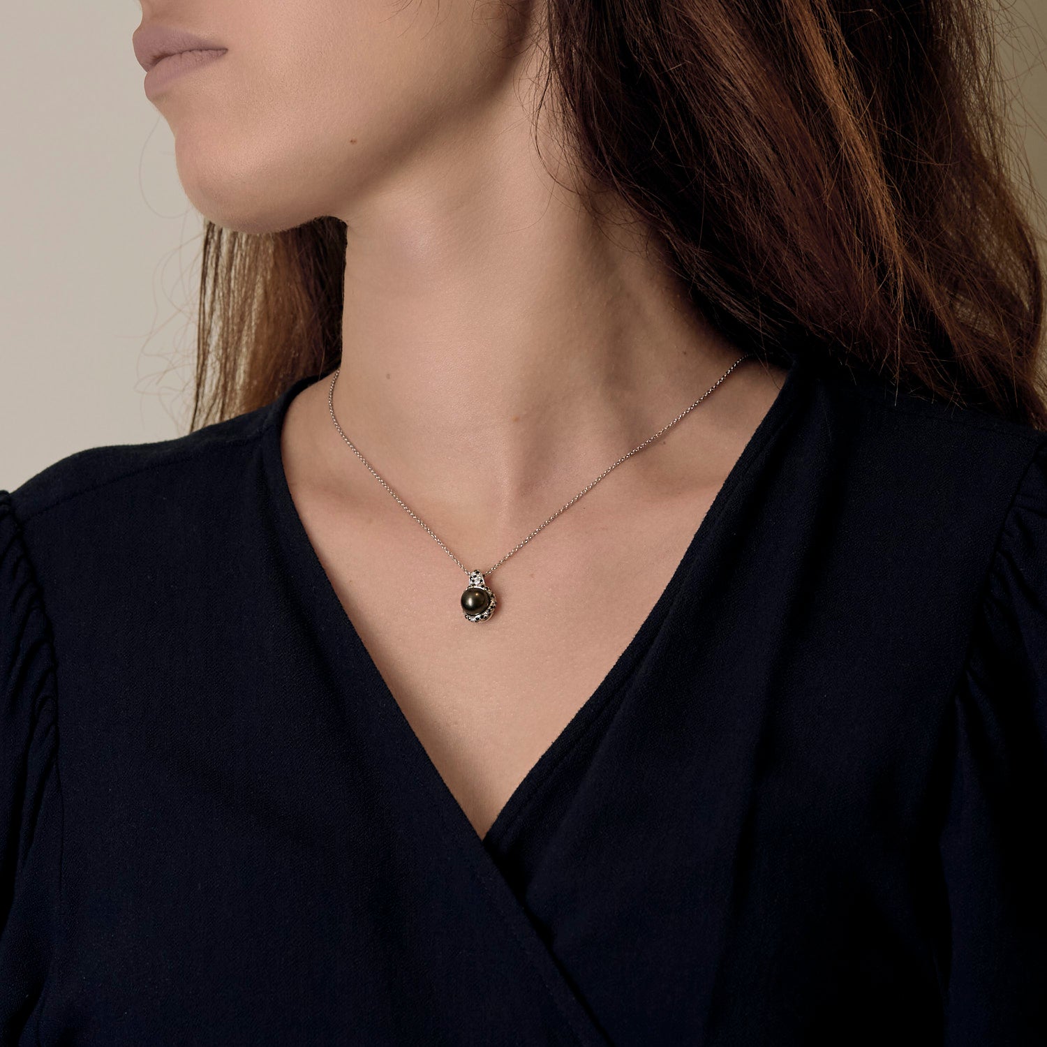 Collier Mauboussin "Caviar Mon Amour" en or blanc, diamants et perle de Tahiti.