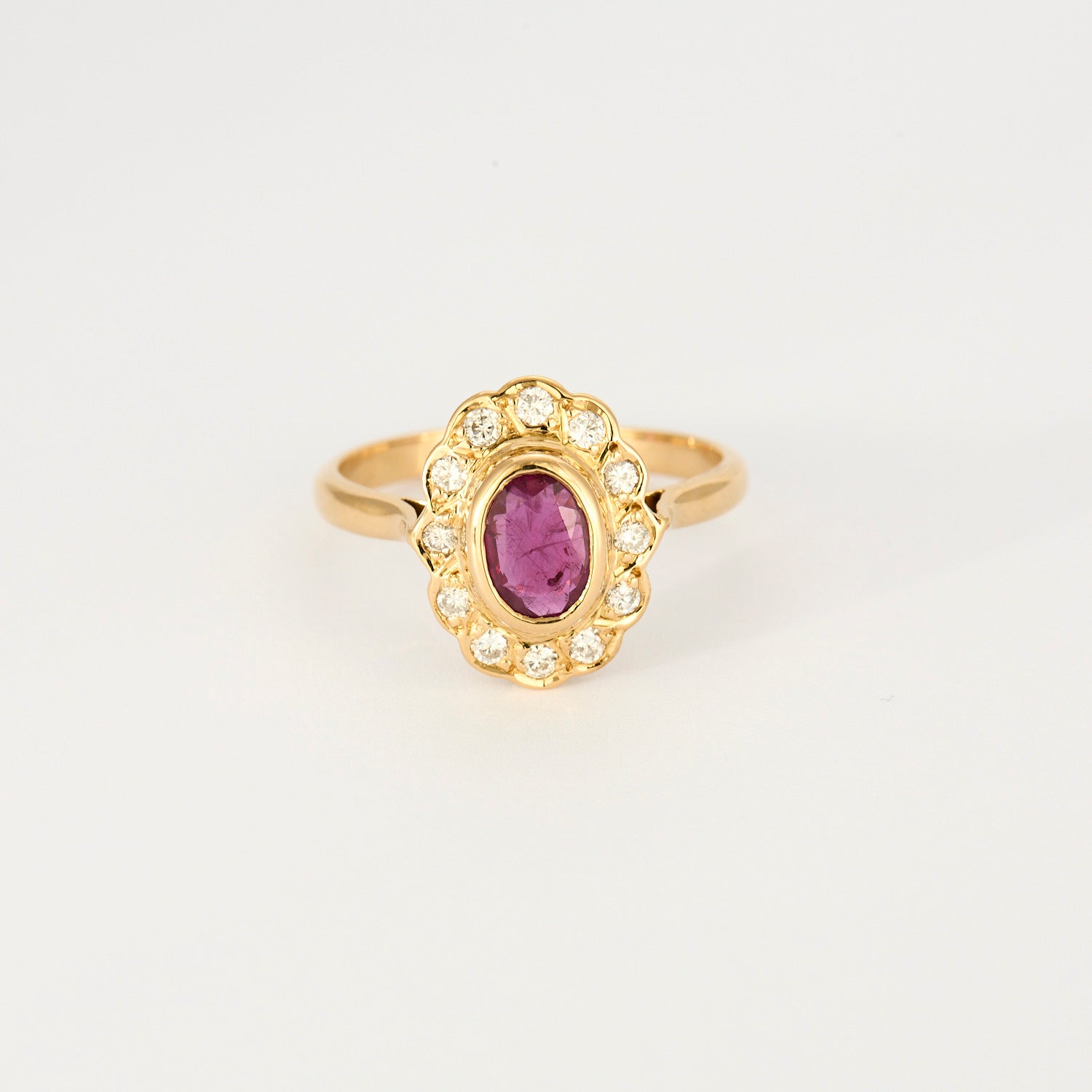 Bague marguerite en or jaune, diamants et centre rubis.