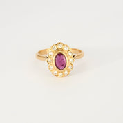 Bague marguerite en or jaune, diamants et centre rubis.