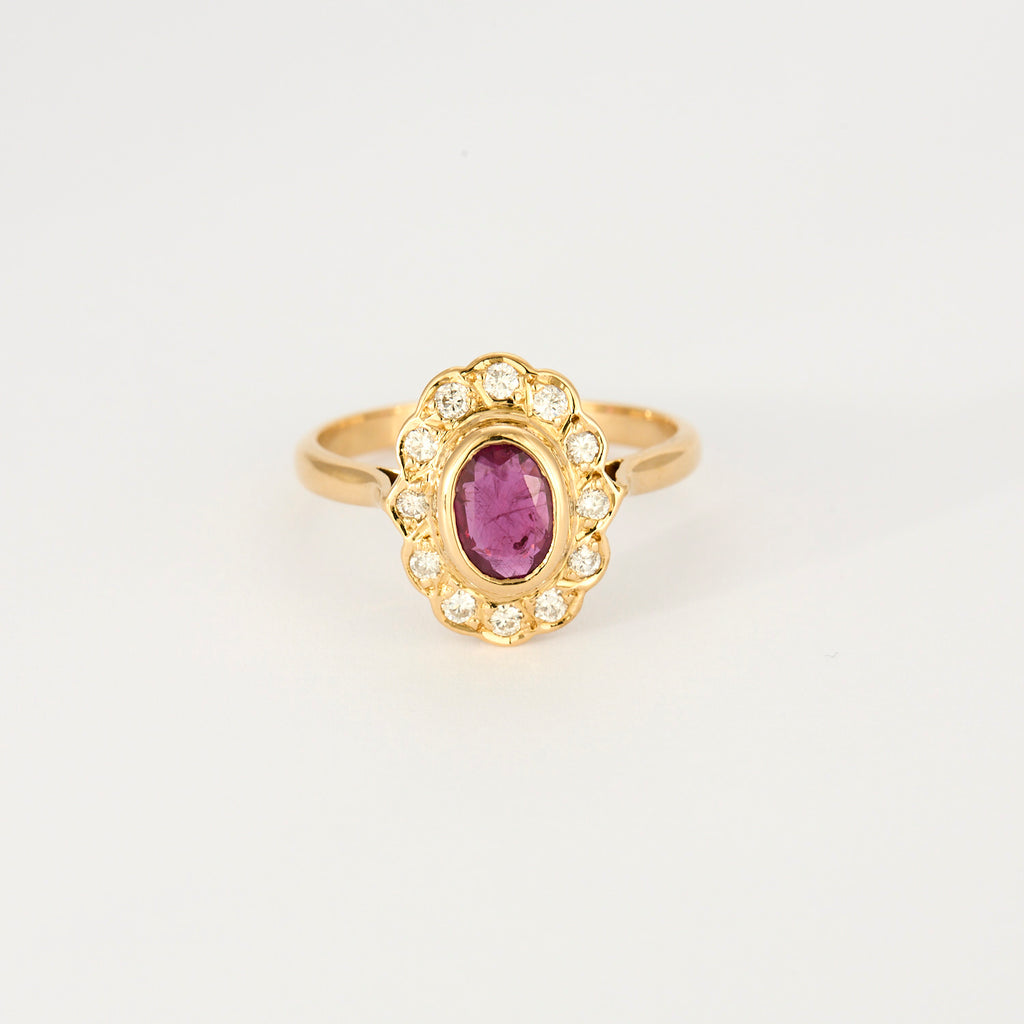 Bague marguerite en or jaune, diamants et centre rubis.