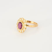 Bague marguerite en or jaune, diamants et centre rubis.