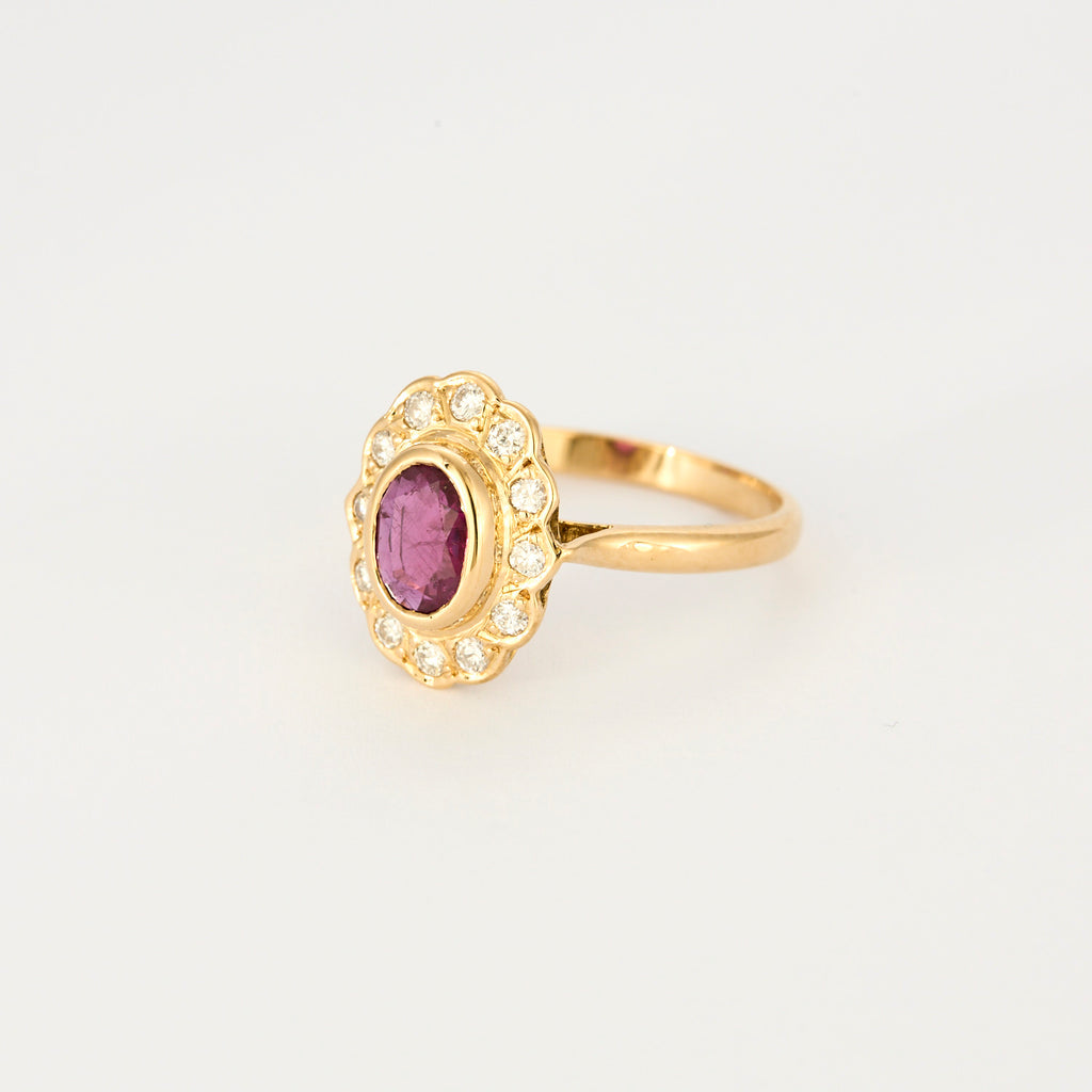 Bague marguerite en or jaune, diamants et centre rubis.