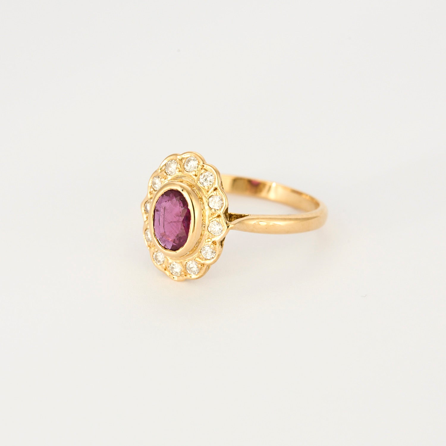 Bague marguerite en or jaune, diamants et centre rubis.