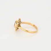 Bague marguerite en or jaune, diamants et centre rubis.