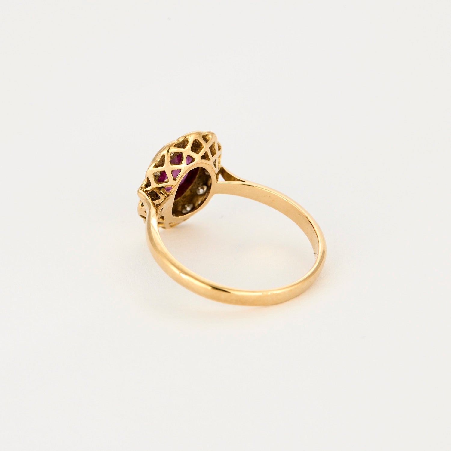 Bague marguerite en or jaune, diamants et centre rubis.