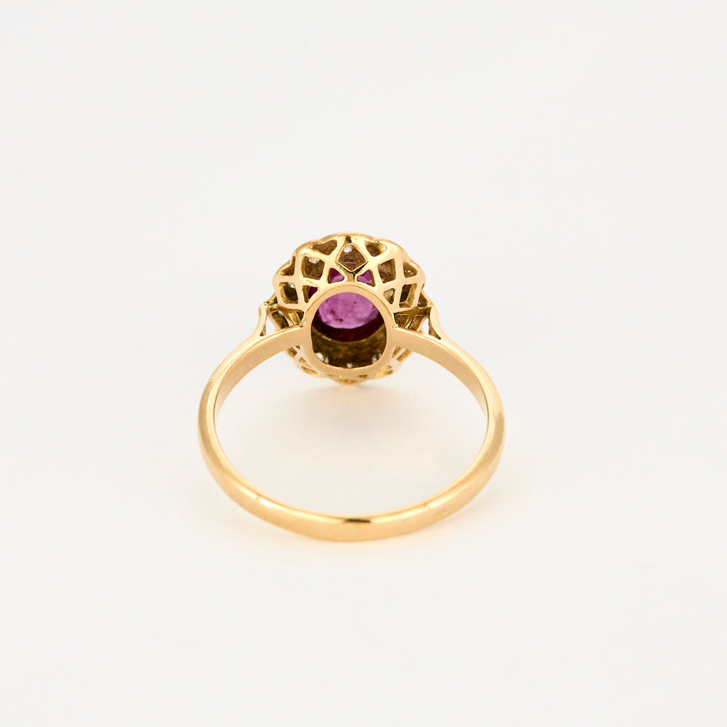 Bague marguerite en or jaune, diamants et centre rubis.