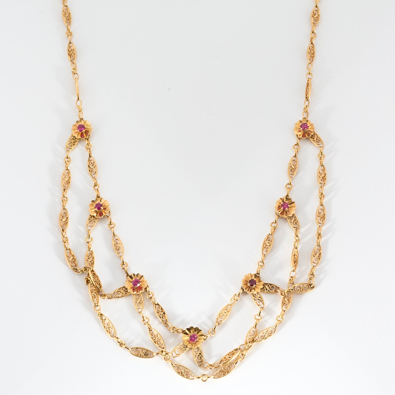 Collier filigrane collerette en or et rubis