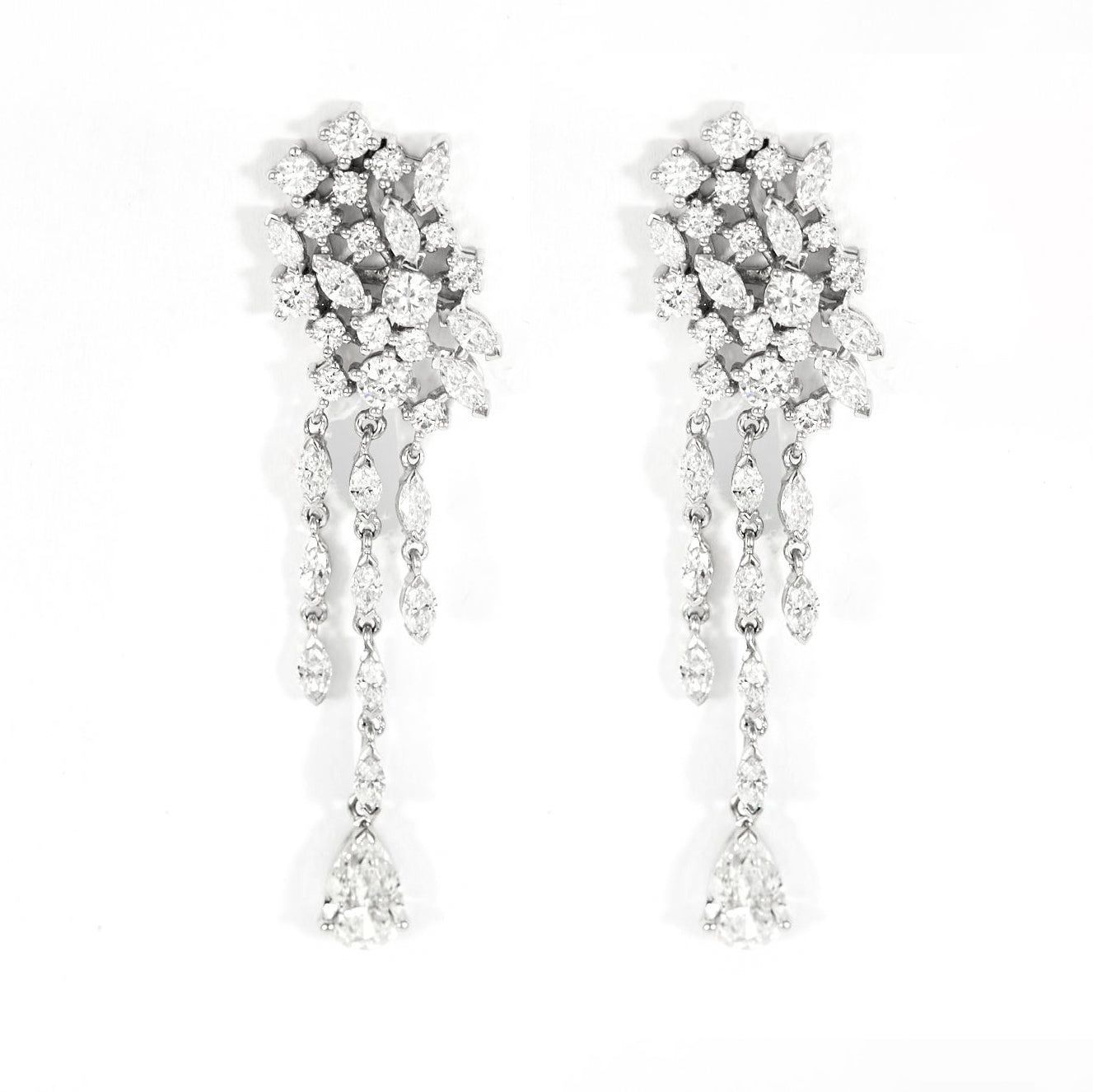 Boucles d'oreilles pendantes en or blanc pavées de diamants