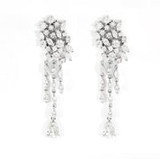 Boucles d'oreilles pendantes en or blanc pavées de diamants