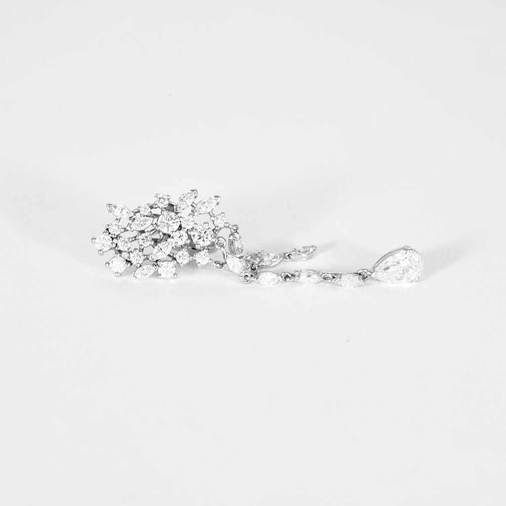 Boucles d'oreilles pendantes en or blanc pavées de diamants