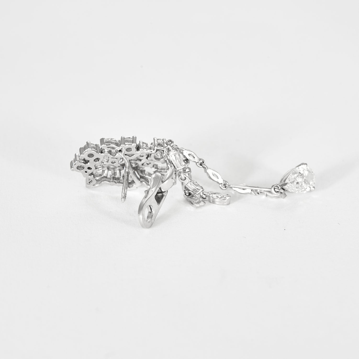 Boucles d'oreilles pendantes en or blanc pavées de diamants