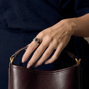 Bague vintage en or jaune, diamants et saphirs.