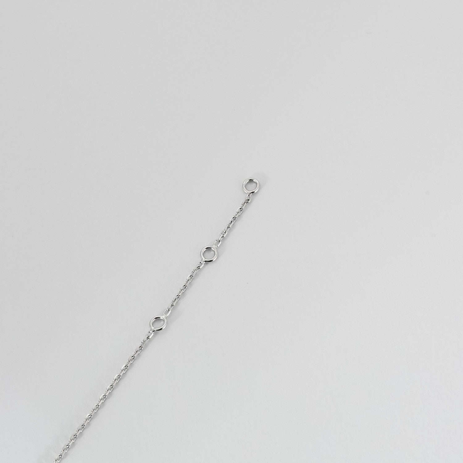Bracelet infini en or blanc et diamants