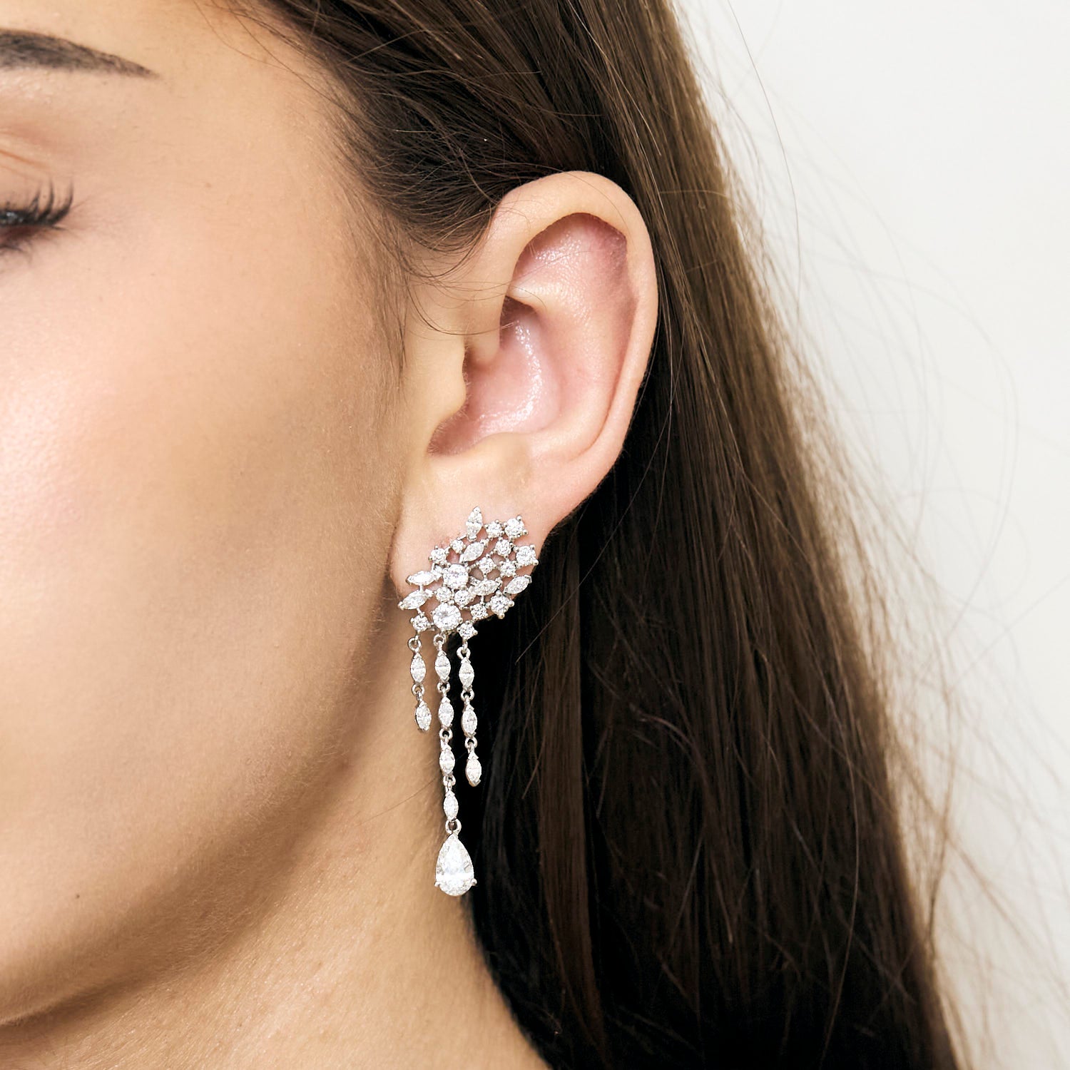 Boucles d'oreilles pendantes en or blanc pavées de diamants