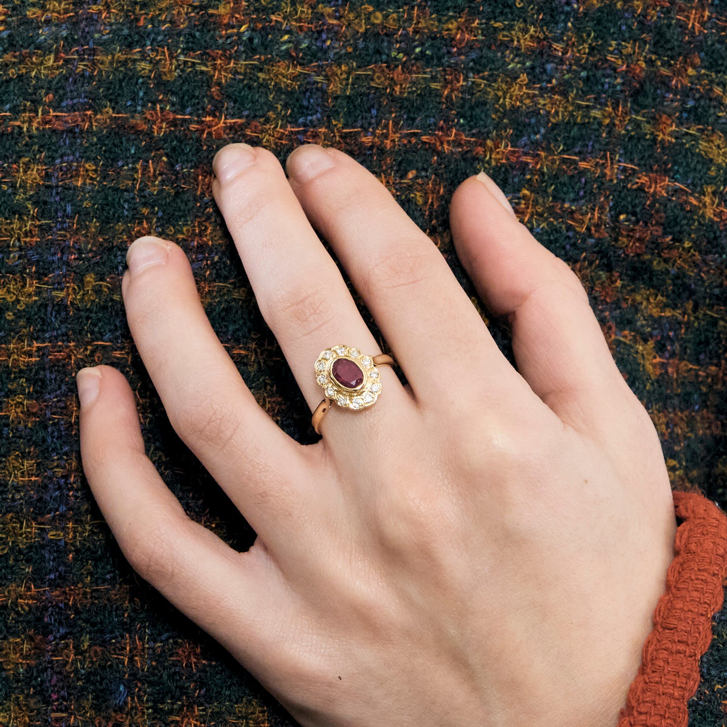 Bague marguerite en or jaune, diamants et centre rubis.