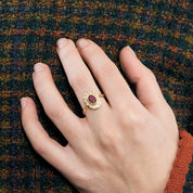 Bague marguerite en or jaune, diamants et centre rubis.