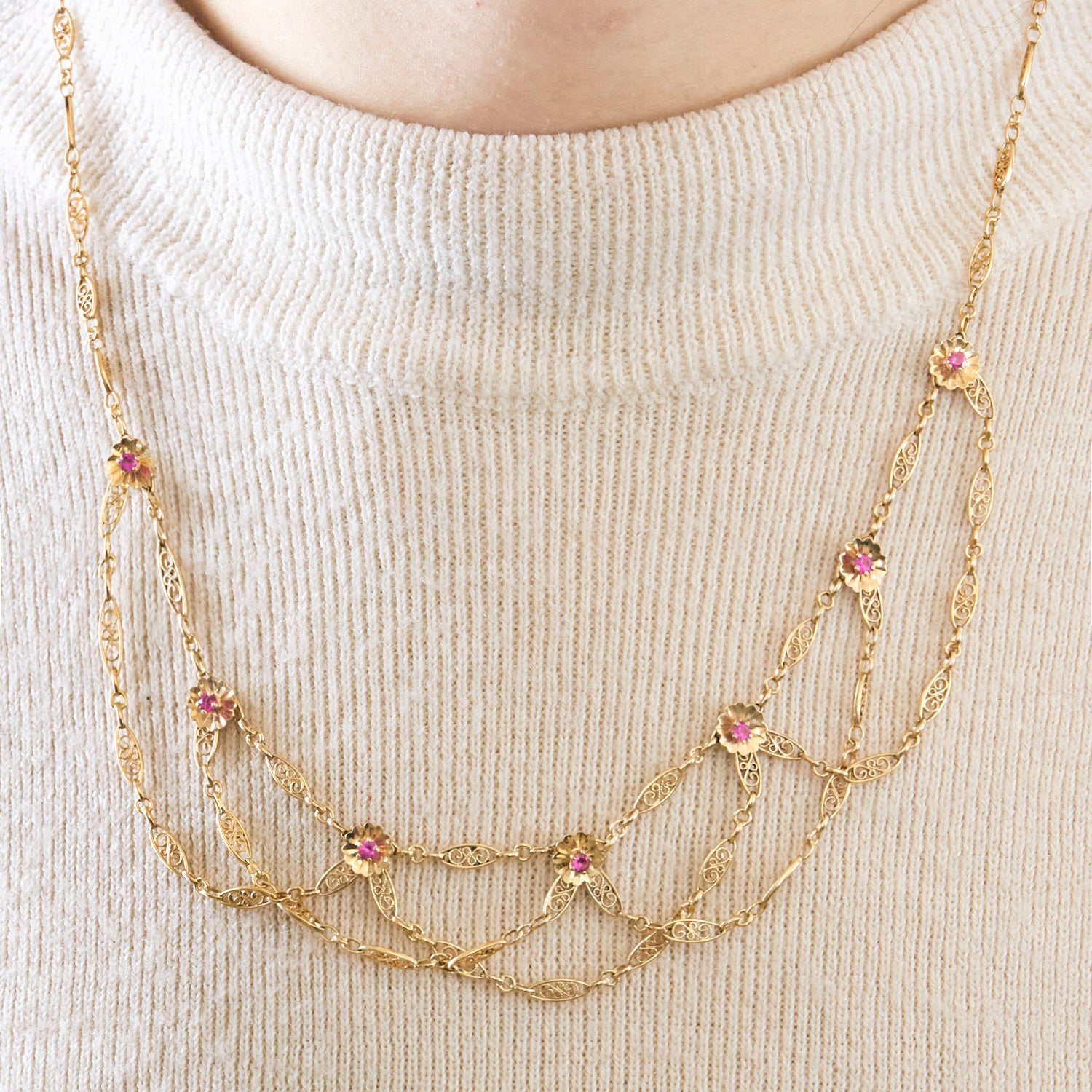Collier filigrane collerette en or et rubis