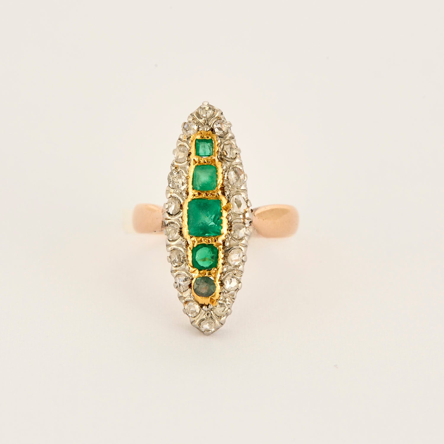 Bague Marquise en or, diamants et émeraudes.