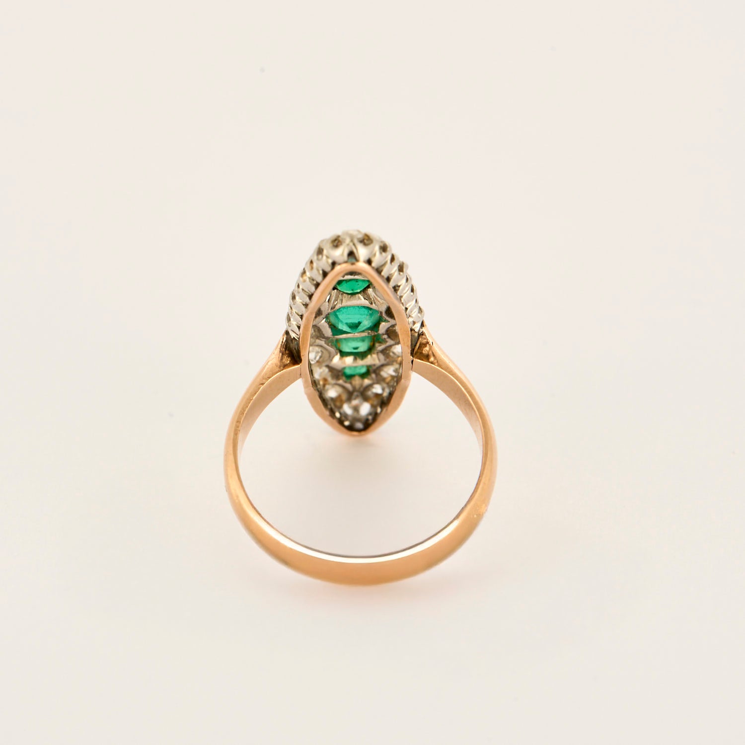 Bague Marquise en or, diamants et émeraudes.