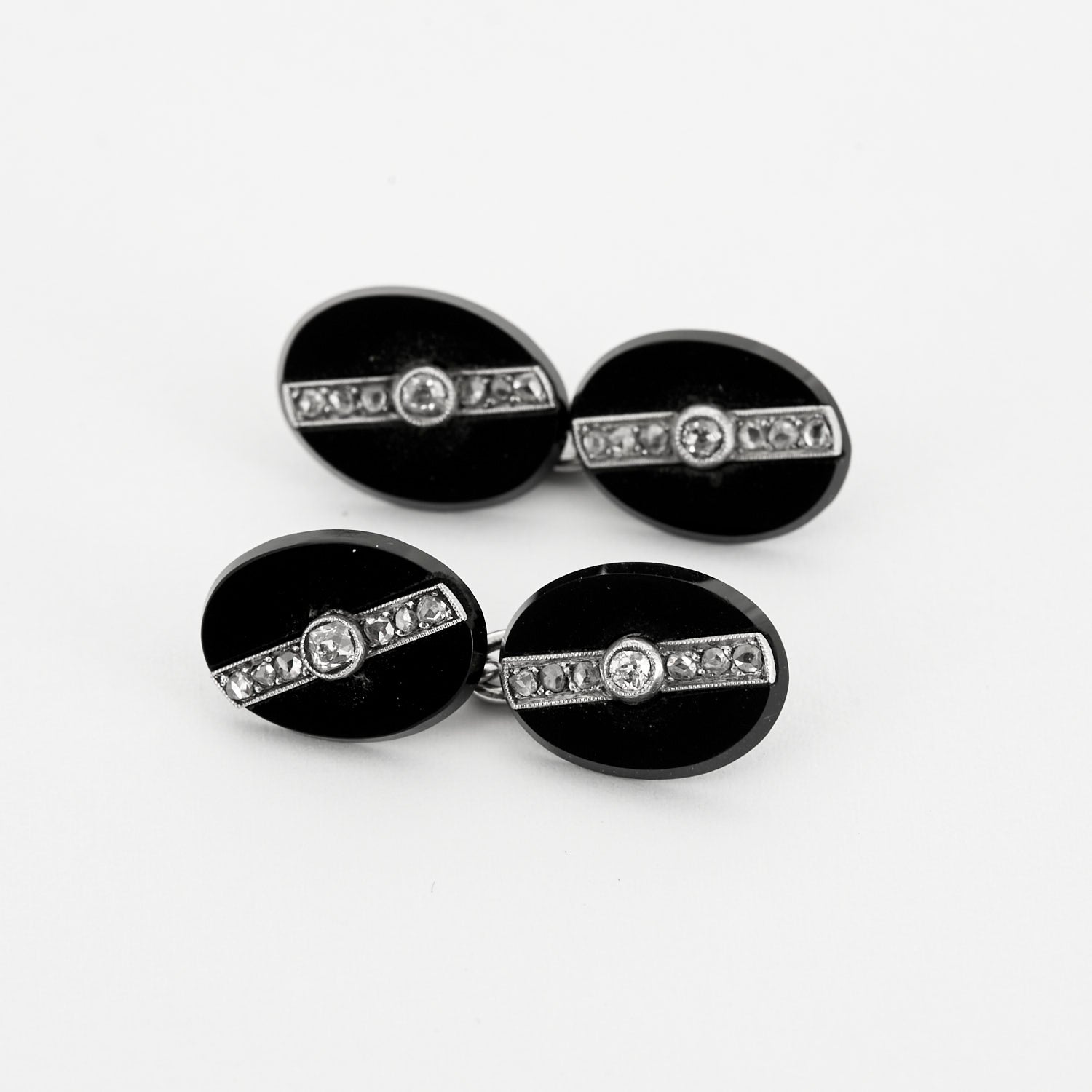 Bontons de manchettes 1930 en onyx et diamants.