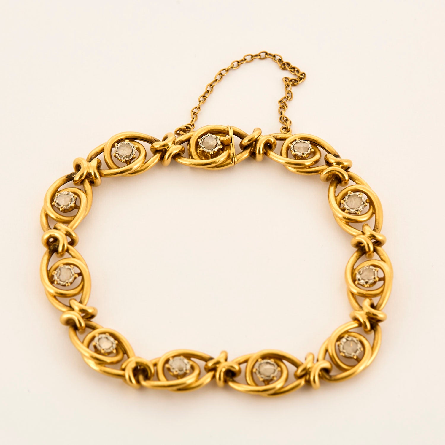 Bracelet ancien en or jaune et diamants tailles roses.