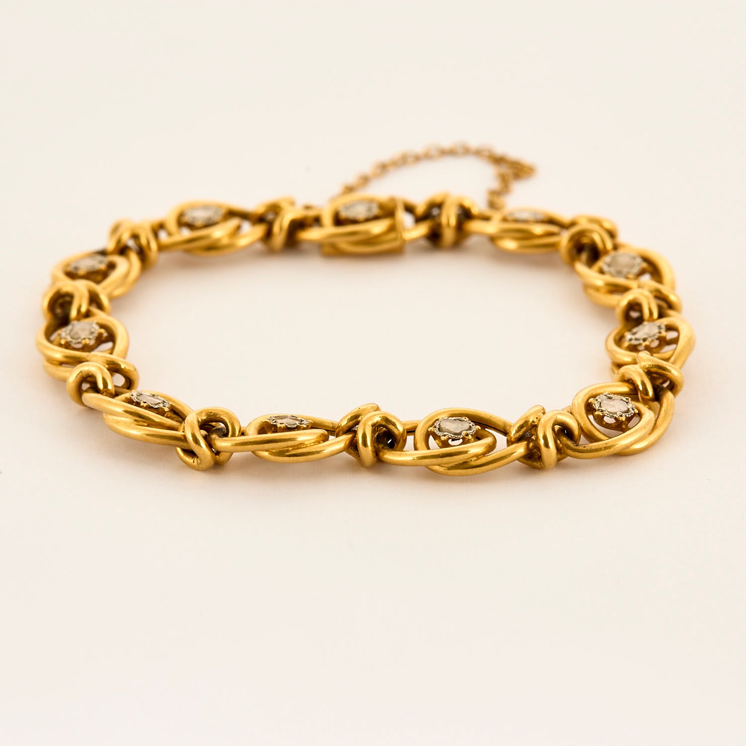 Bracelet ancien en or jaune et diamants tailles roses.