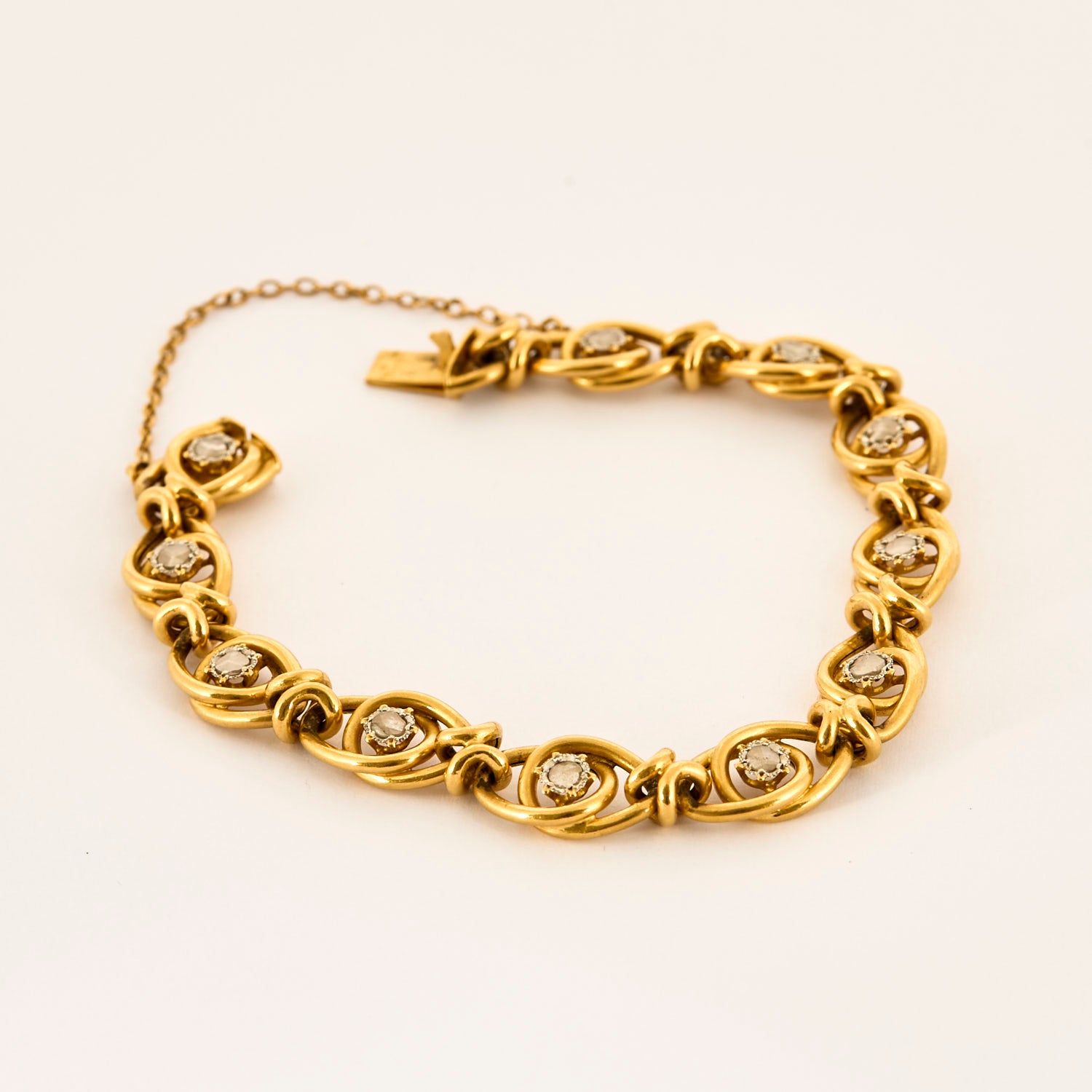 Bracelet ancien en or jaune et diamants tailles roses.