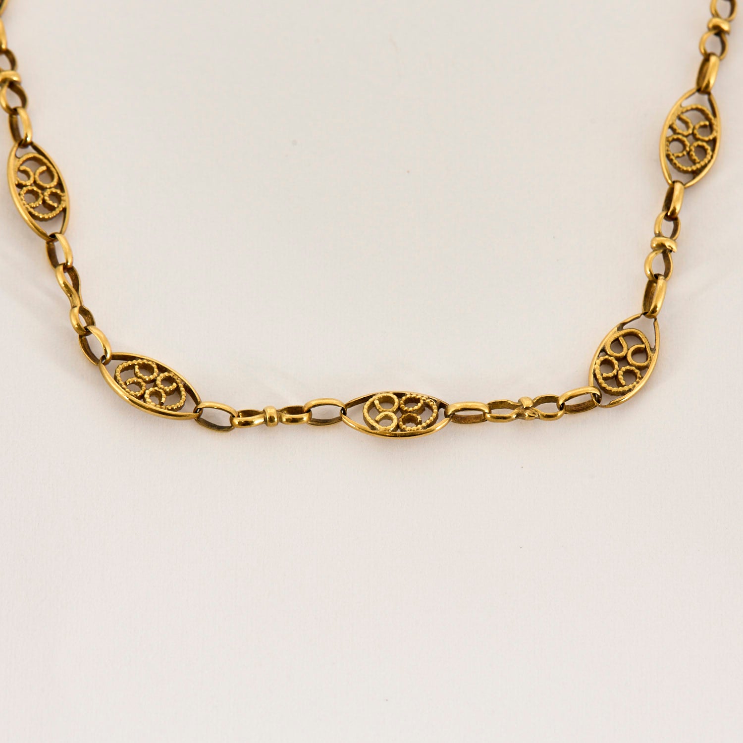 Chaine vintage filigrane fine en or jaune.