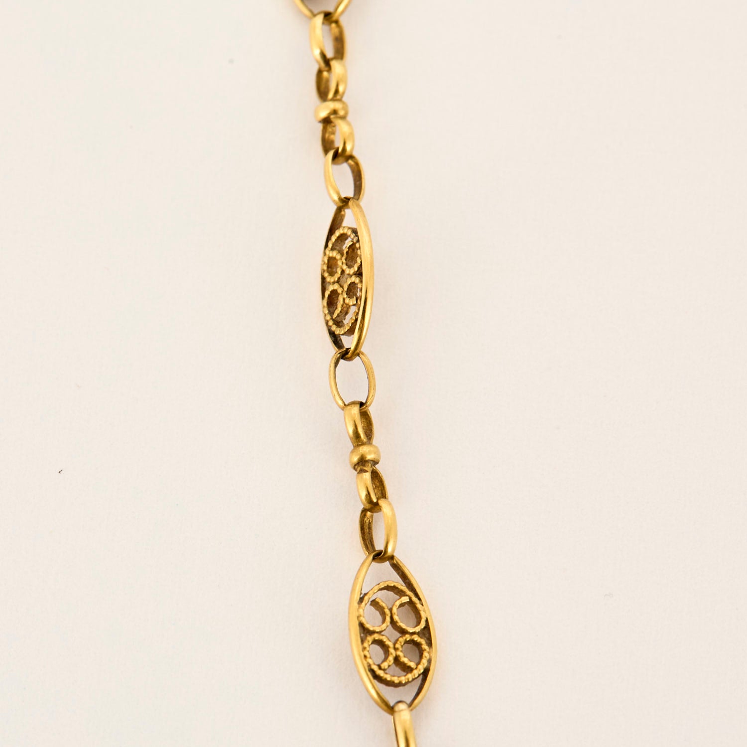 Chaine vintage filigrane fine en or jaune.