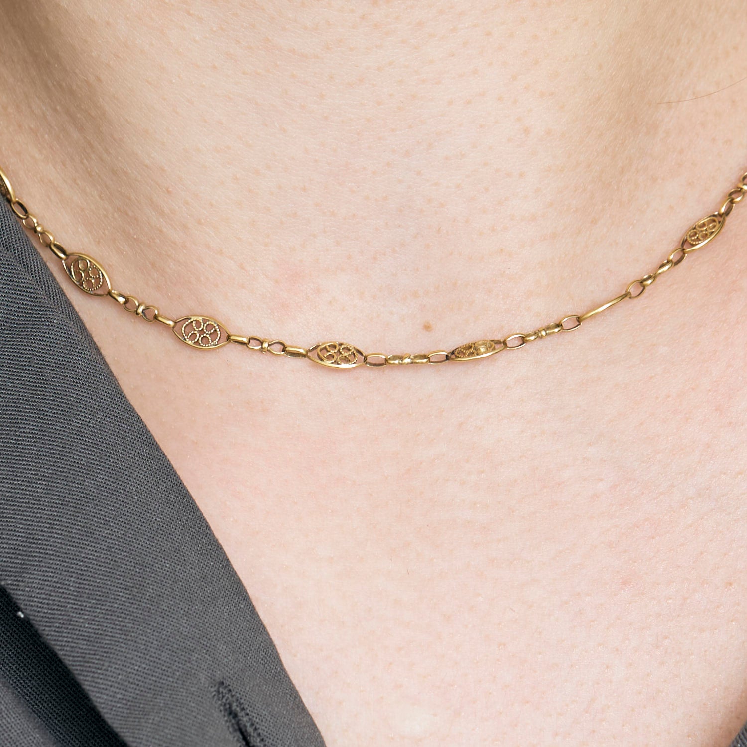 Chaine vintage filigrane fine en or jaune.
