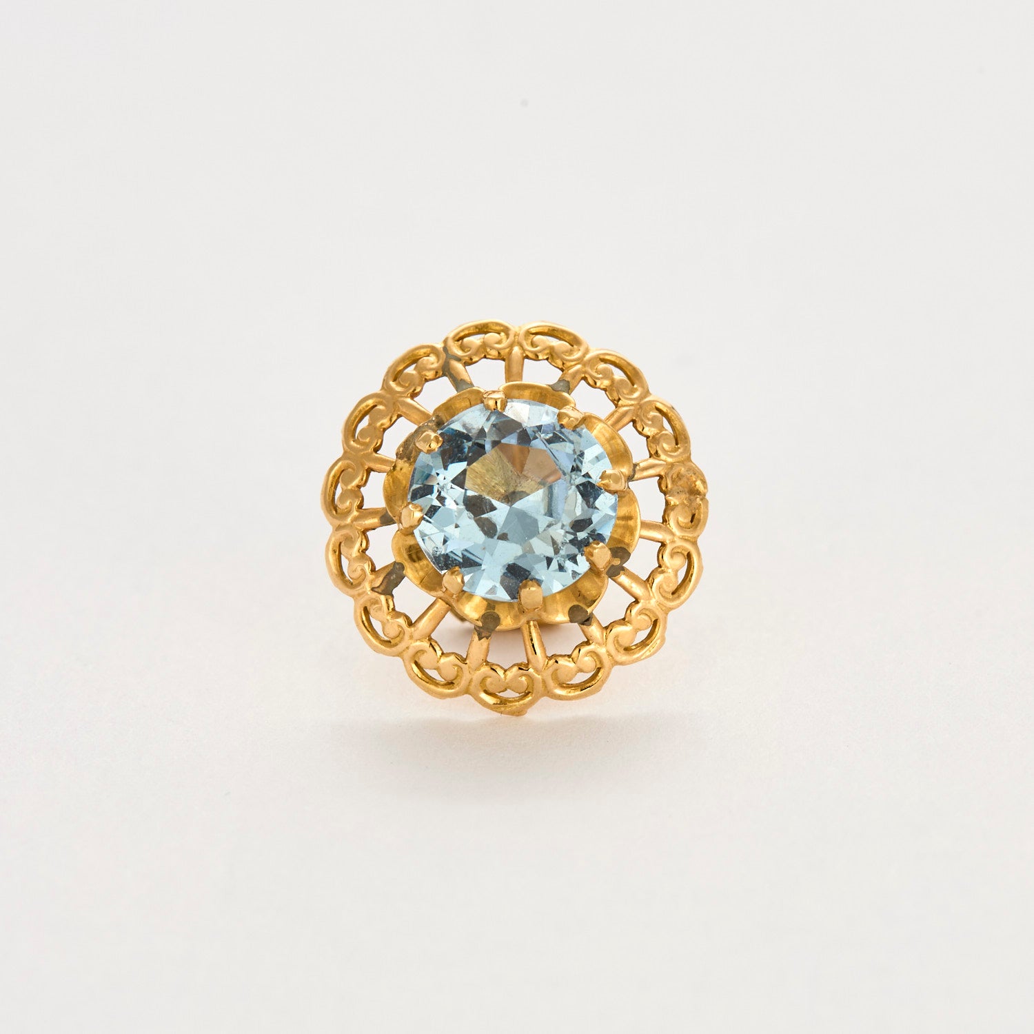 Boucles d'oreilles en or jaune et Aigue-marine.