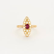 Bague marquise en or jaune, diamants et rubis.