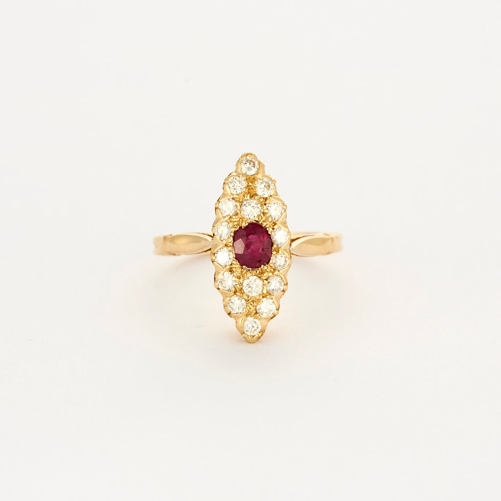 Bague marquise en or jaune, diamants et rubis.