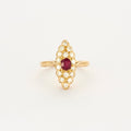 Bague marquise en or jaune, diamants et rubis.