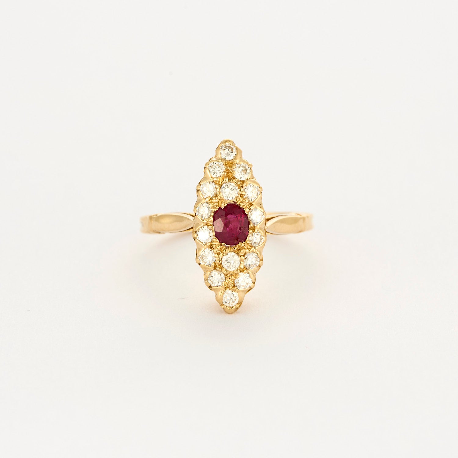 Bague marquise en or jaune, diamants et rubis.