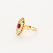 Bague marquise en or jaune, diamants et rubis.