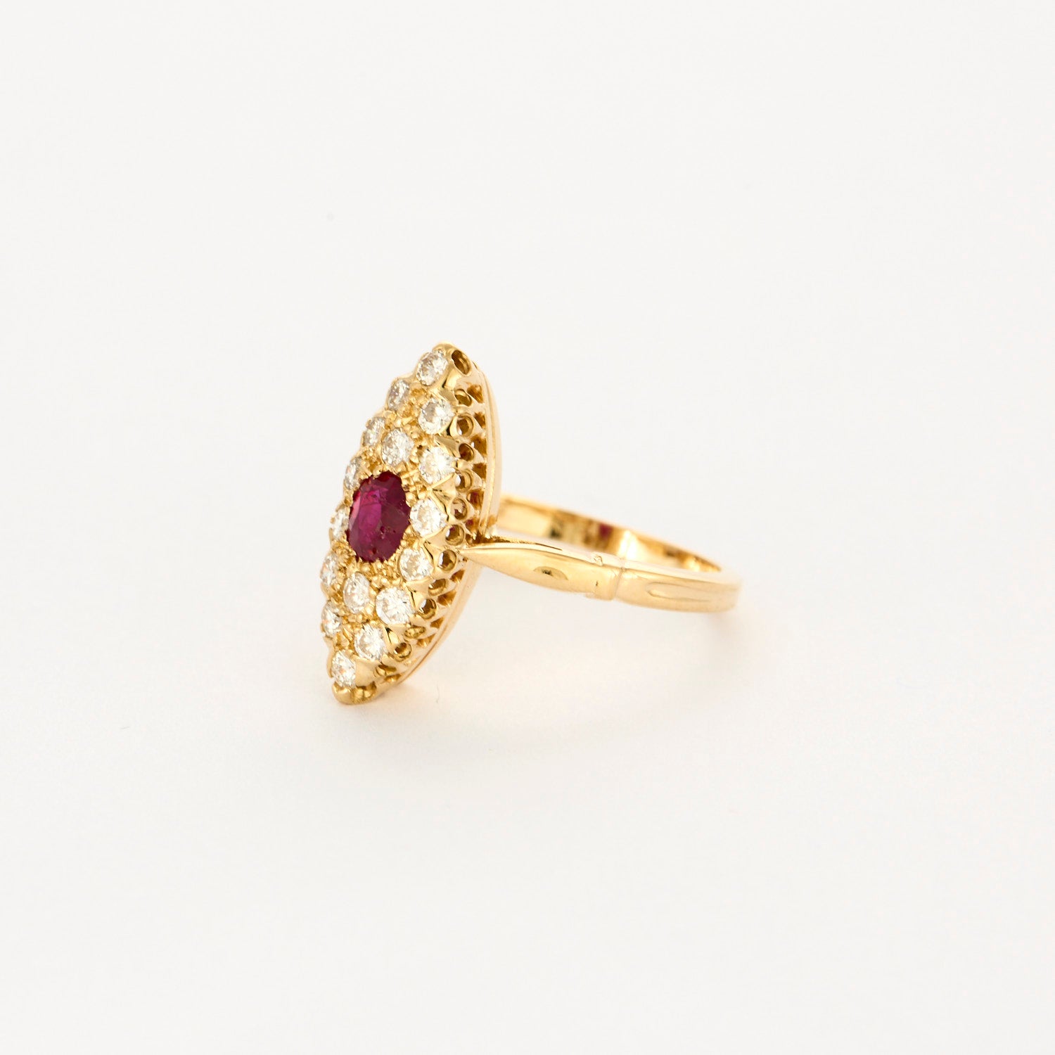 Bague marquise en or jaune, diamants et rubis.