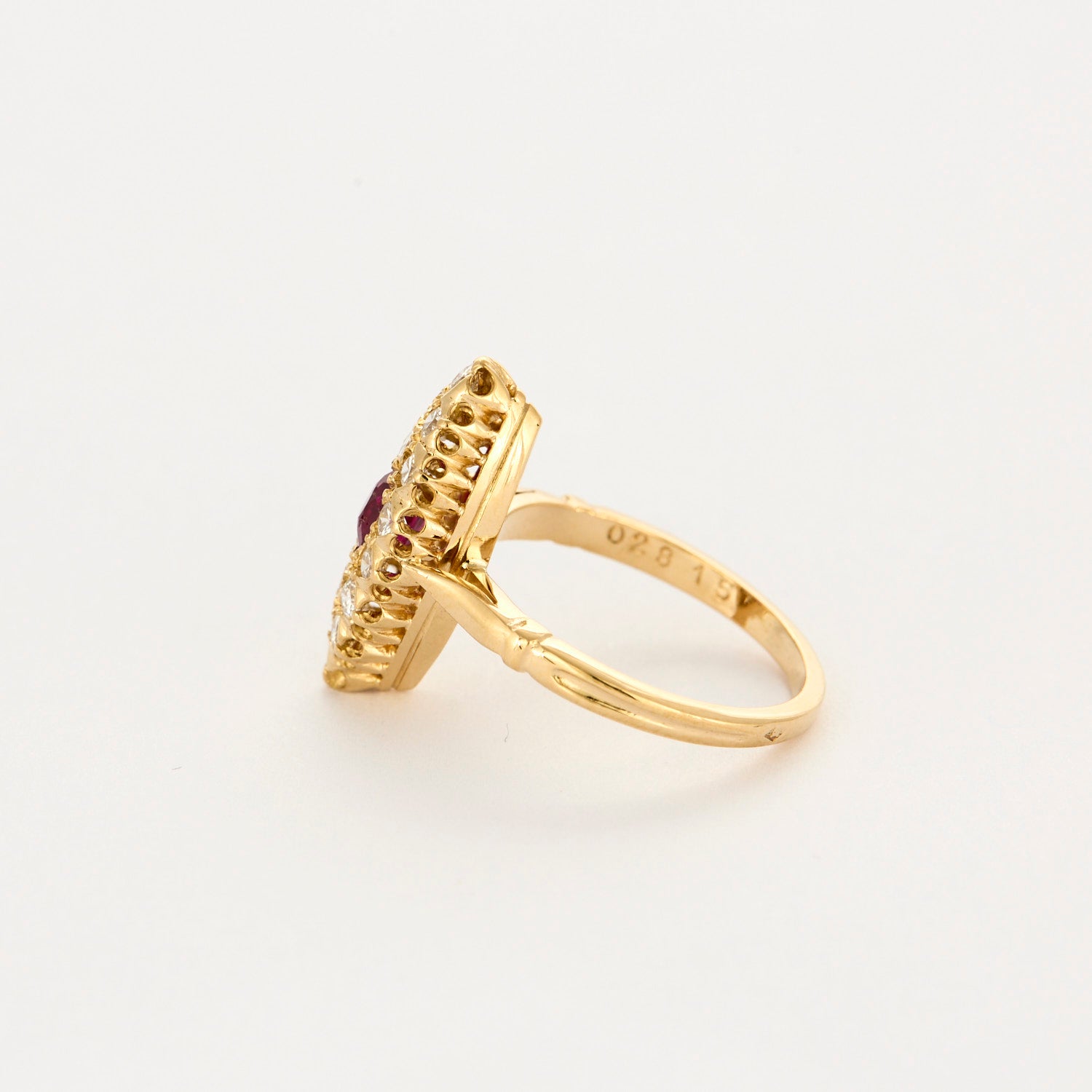 Bague marquise en or jaune, diamants et rubis.