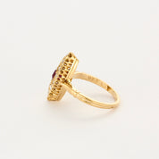 Bague marquise en or jaune, diamants et rubis.