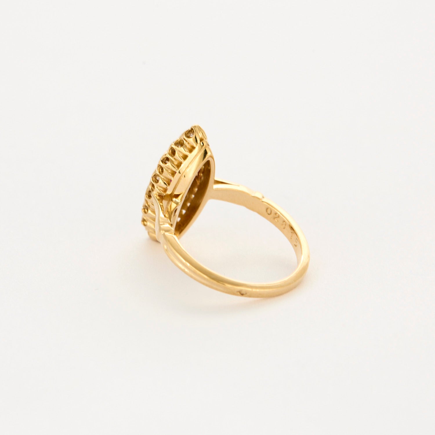 Bague marquise en or jaune, diamants et rubis.