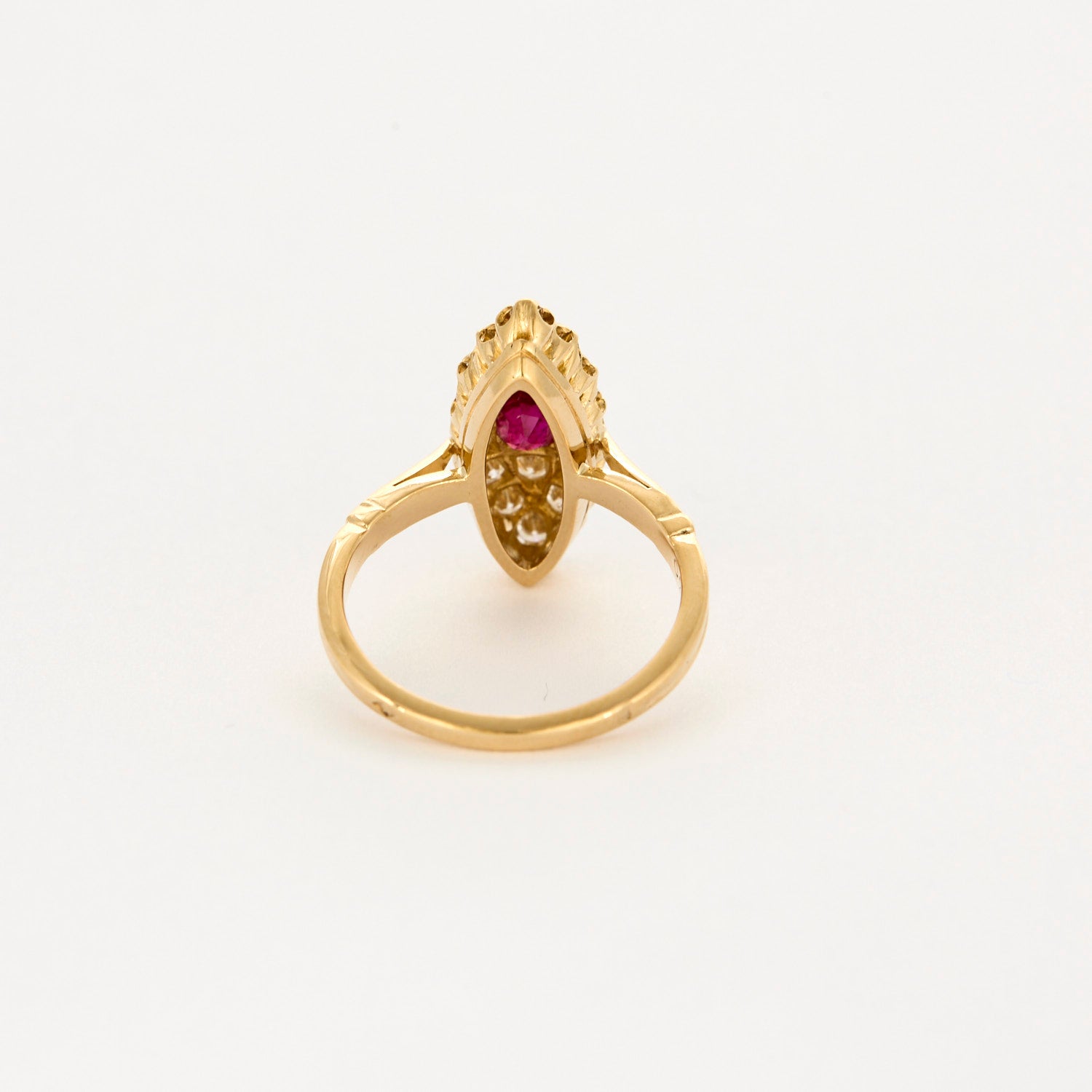 Bague marquise en or jaune, diamants et rubis.