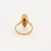 Bague marquise en or jaune, diamants et rubis.